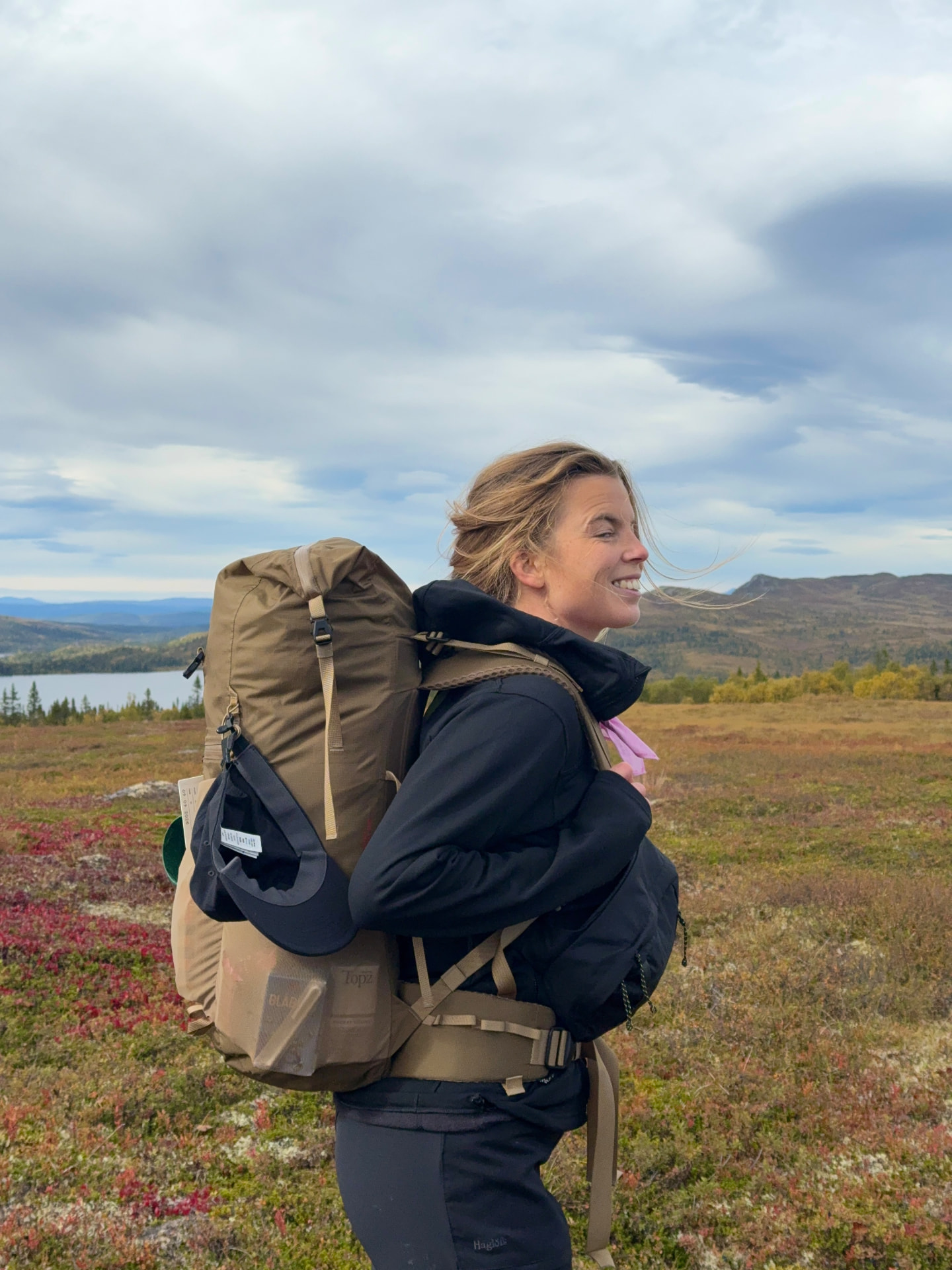 Anna med vandringsryggsäck på fjället